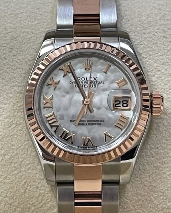 Rolex Everose Gold and Steel Lady-Datejust 26 - 2018 - Fluted Bezel - Mother-Of-Pearl Roman Dial - Oyster Bracelet - 179171 - Image 3