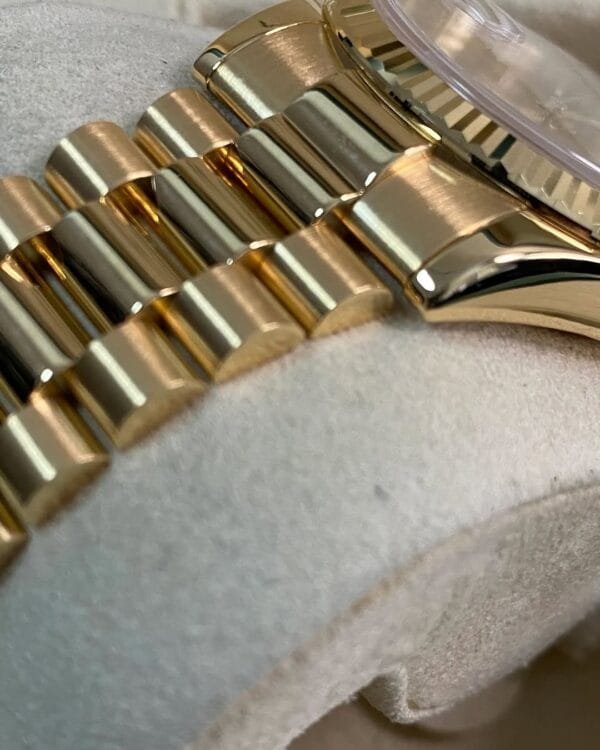 Rolex Yellow Gold Day-Date 36 - 2018 - Fluted Bezel - Champagne Index Dial - President Bracelet - 118238 *UNPOLISHED* - Image 9
