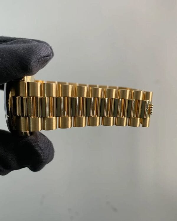 Rolex Yellow Gold Day-Date 36 - 2018 - Fluted Bezel - Champagne Index Dial - President Bracelet - 118238 *UNPOLISHED* - Image 8