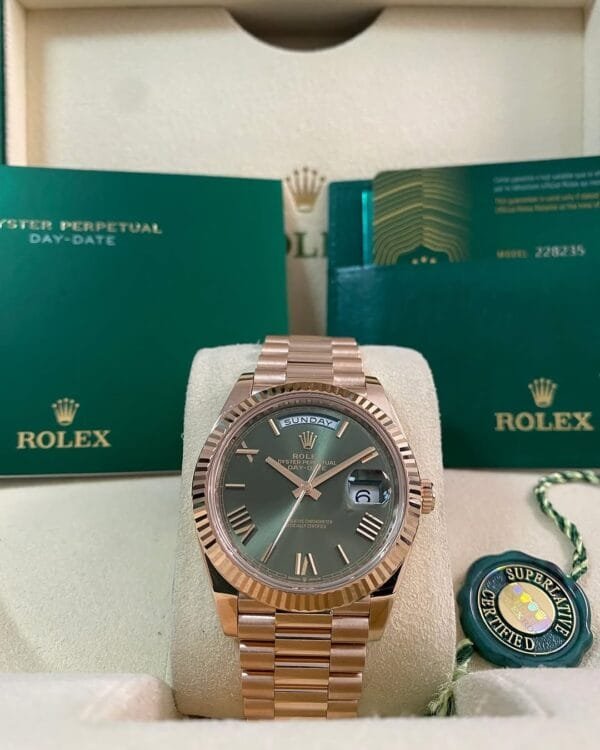Rolex Everose Gold Day-Date 40 - 2024 - Fluted Bezel - Olive Green Dial - President Bracelet - 228235 *FULL SET*