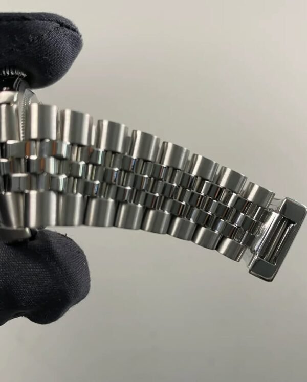 Rolex Steel Datejust 36 - R serial - Fluted Bezel - Silver Index Dial - Jubilee Bracelet - 16234 - Image 8